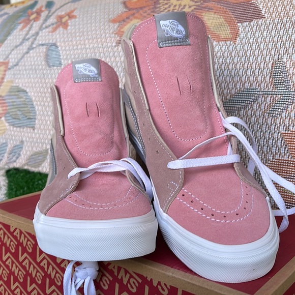 Vans Men’s Sk8-Hi
Color Block Pink/Multi
VN0A7Q5NBIY
Sneakers - Picture 7 of 16